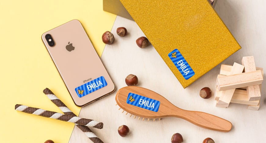 Suured kleebitavad nimesildid telefonil ja harjal