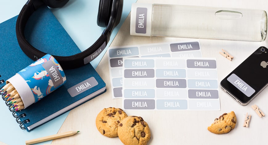 Hallides toonides suured kleebitavad nimesildid