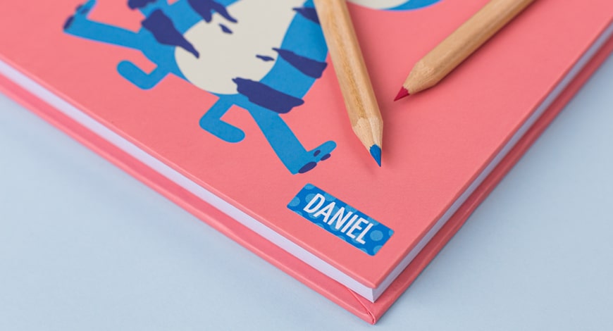 Kleebitav väike nimesilt kaustikul